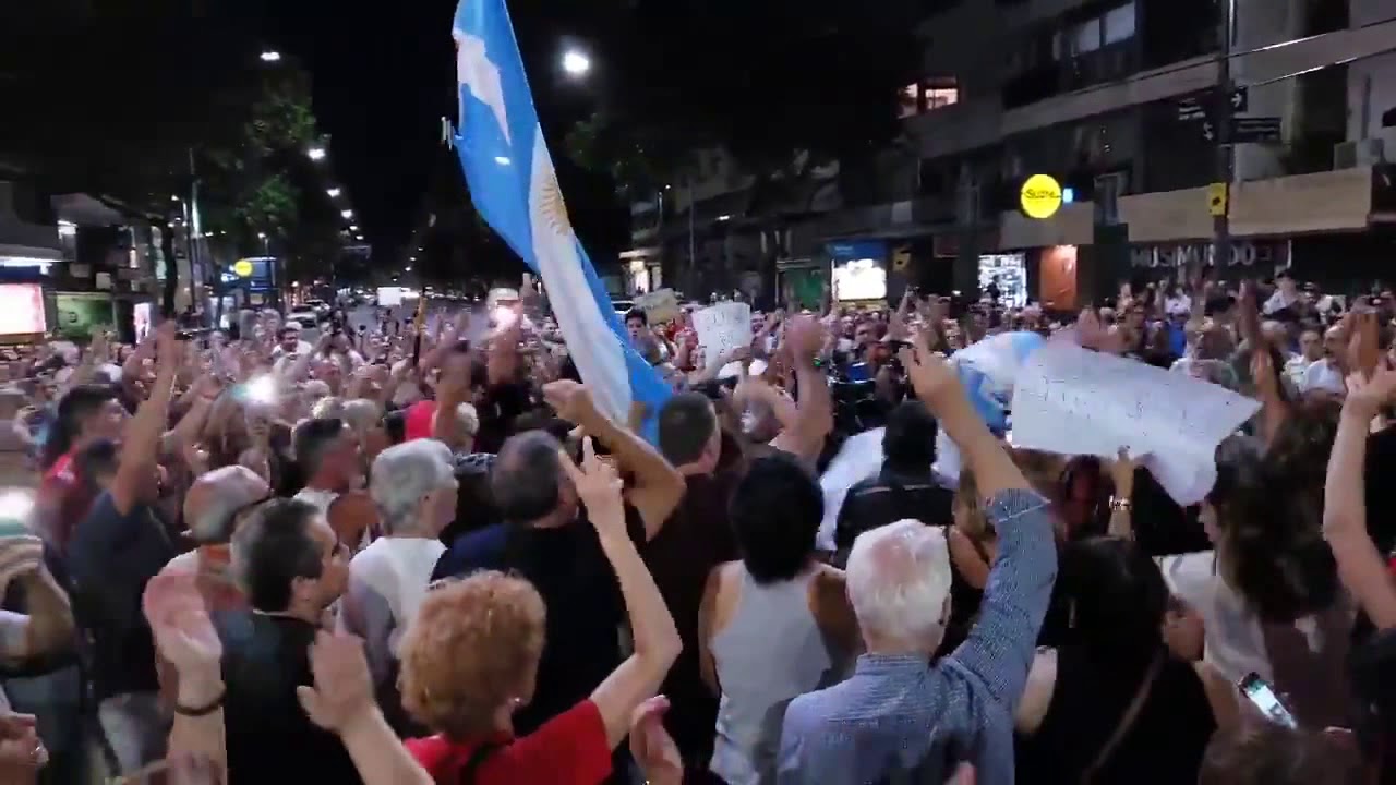 Yapılan zamlar Arjantin halkını sokaklara döktü!