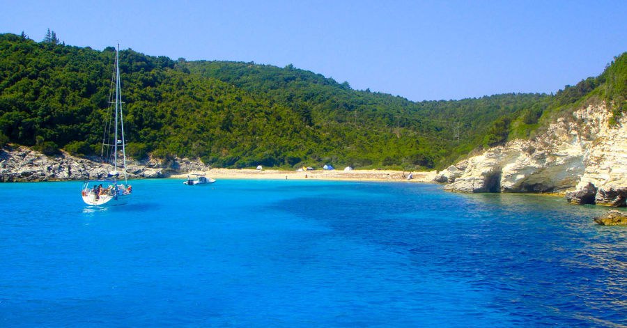 Parga'da gezilecek yerler arasında çevre adalar da var. Parga'dan Paxos ve Antipaxos adalarına günlük geziler düzenleniyor. Voutoumi plajındaki safir sular nefes kesicidir.