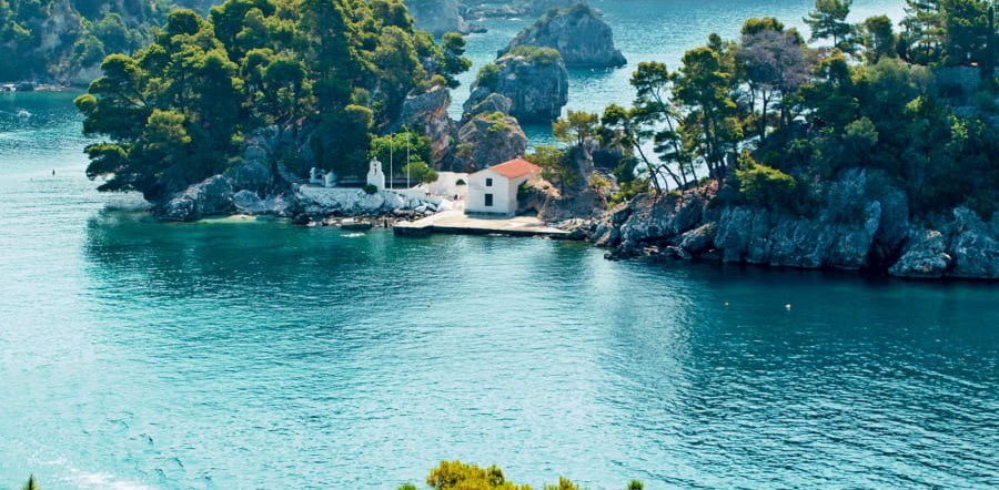 Beyaz badanalı şapeli ile Parga'ya bakan adacık Panagia, Yunanistan'ın en çok fotoğraflanan bölgelerinden biri ve düğünler için rüya gibi bir ortam.