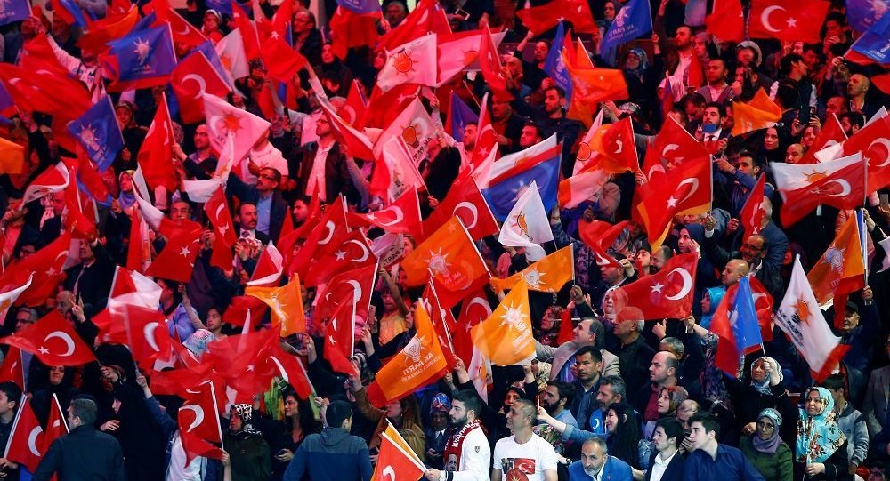 "Yoksul kesimler, partililerin 'çakarlı/ayrıcalıklı/şık' hallerine artık tepkisiz değil" 1 akp