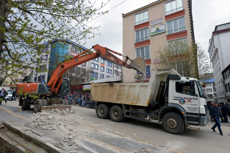 Belediye önündeki duvarları yıktırdı 10 Fatih Mehmet Maçoğlu duvarları yıktı
