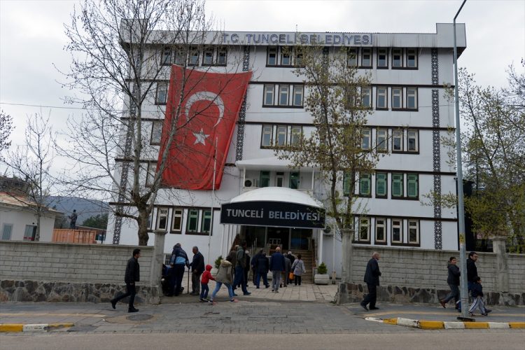 Belediye önündeki duvarları yıktırdı 9 Fatih Mehmet Maçoğlu duvarları yıktı