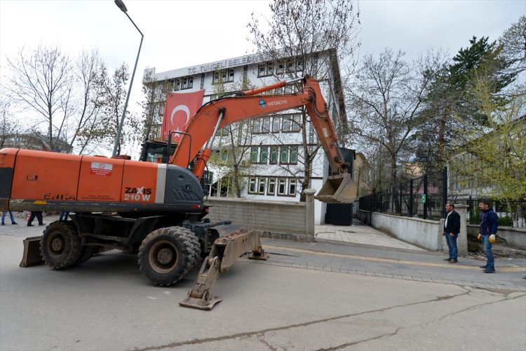 Belediye önündeki duvarları yıktırdı 7 Fatih Mehmet Maçoğlu duvarları yıktı