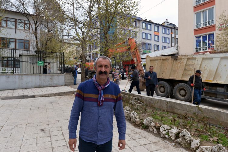 Belediye önündeki duvarları yıktırdı 6 Fatih Mehmet Maçoğlu duvarları yıktı
