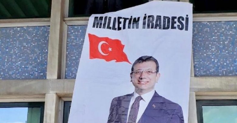 İBB binasında tek kişilik eylem 1 ekrem imamoglu pankart