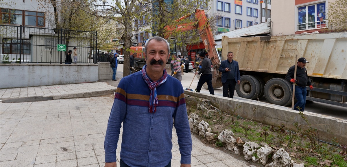 Belediye önündeki duvarları yıktırdı 1 fatih mehmet macoglu duvar