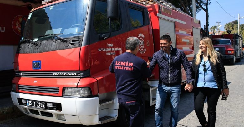Foça Belediye Başkanı Fatih Gürbüz (Ortada)