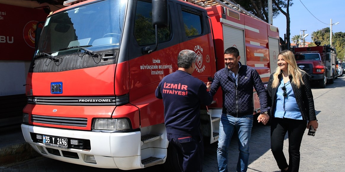 İtfaiye eriydi belediye başkanı oldu 1 Foça Belediye Başkanı Fatih Gürbüz (Ortada)