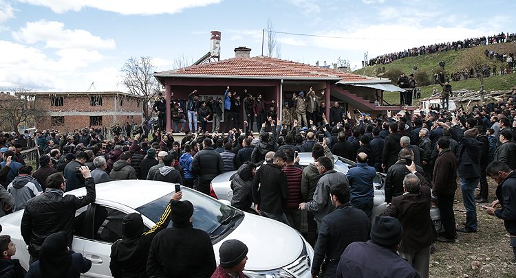 Yumruk atan saldırgan AKP üyesi çıktı! Ömer Çelik: İhraç ediyoruz 2 kilicdaroglu saldiri ev