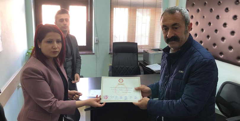 Komünist başkan mazbatayı aldı 1 komunist baskan mazbata