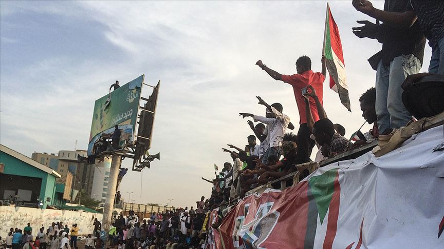Ordu göstericileri dağıtmaya başladı, muhalefet "meydanlara inin" çağrısı yaptı 1 sudan gosteriler