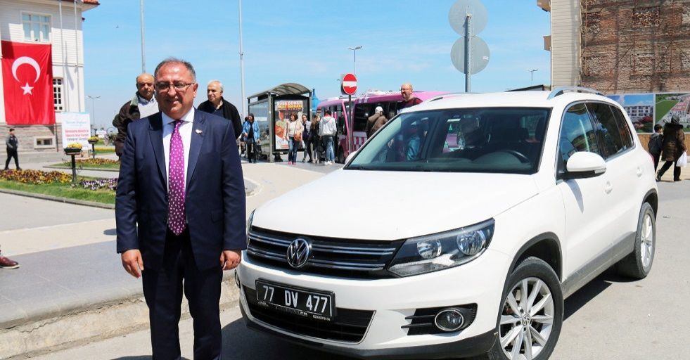 Makam aracını iade etti, kendi aracına resmi plaka taktırdı 1 vefa salman makam araci