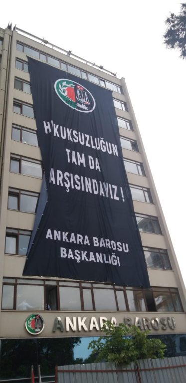 YSK'nin karşı binasındaki Ankara Barosu: Hukuksuzluğun tam da karşısınızdayız 5 ankara barosu pankart