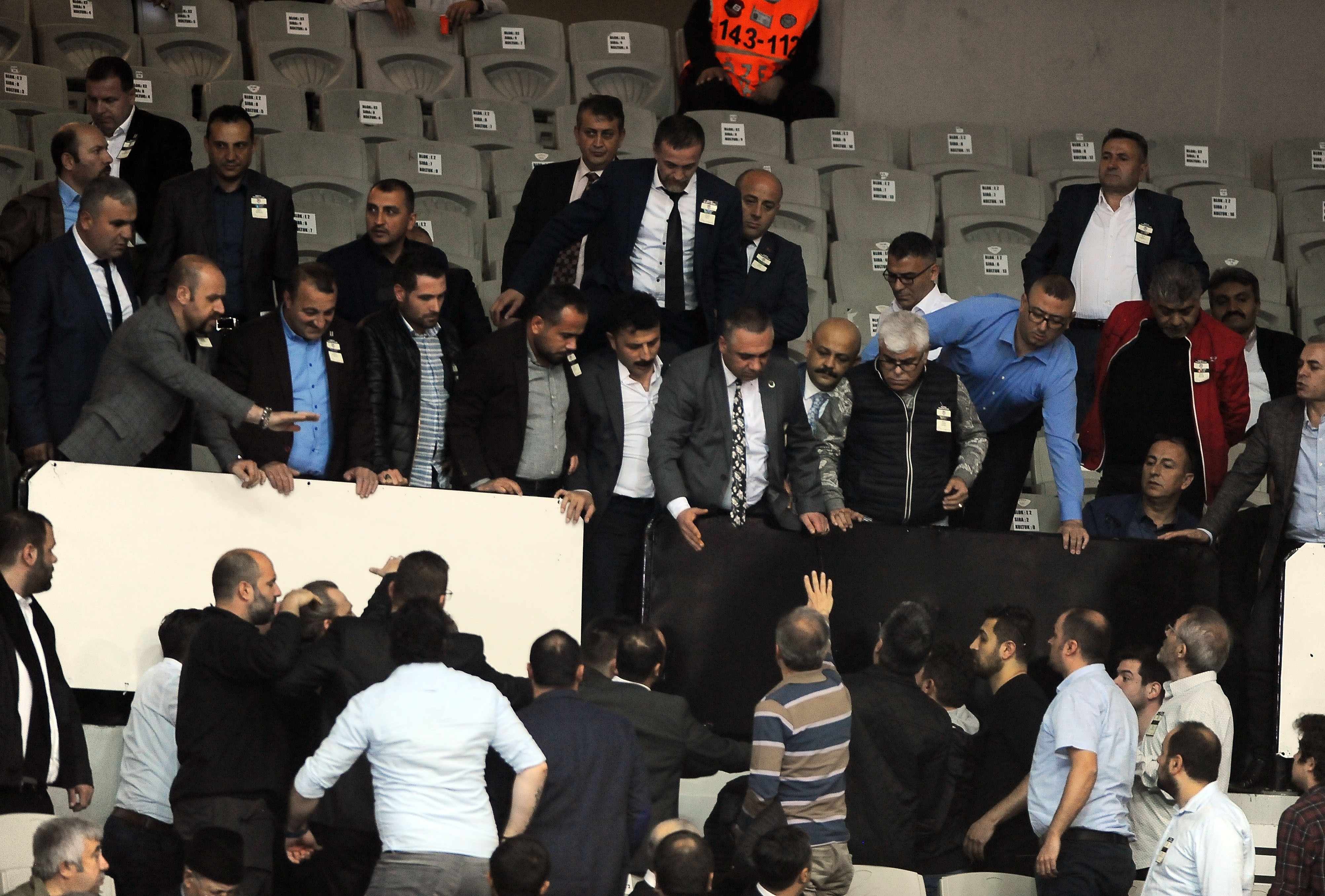 "Beşiktaşlı olmayanları dışarı davet ediyorum" dedi elektrikler kesildi! 1 kongre olaylar