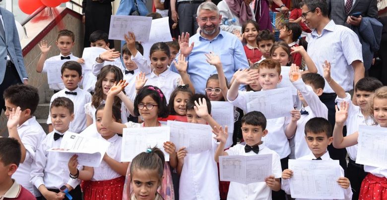 "Sınıfta kalan ve takdir, teşekkür almayan yok gibi.. Eğitimde çağ mı atladık?" 1 karne 9124711