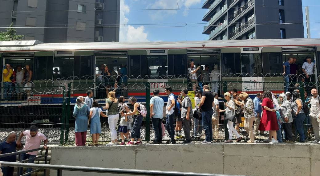 Marmaray arıza yaptı, 2 yolcu fenalık geçirdi 1 marmaray ariza