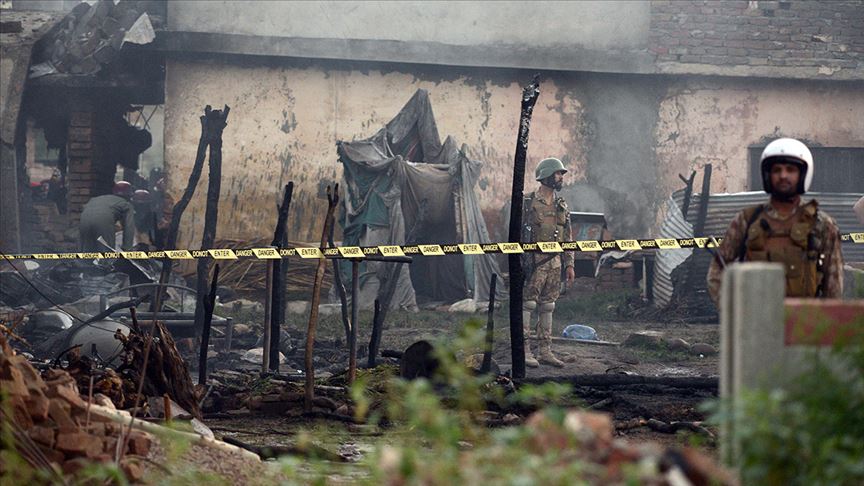 Askeri uçak evlerin üzerine düştü: 17 ölü 1 pakistan ucak