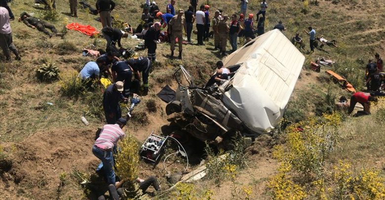 Van'da trafik kazası: 15 göçmen hayatını kaybetti 7 van minibus kaza