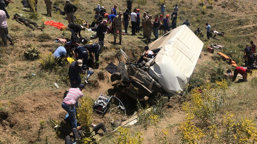 Van'da trafik kazası: 15 göçmen hayatını kaybetti 1 van minibus kaza