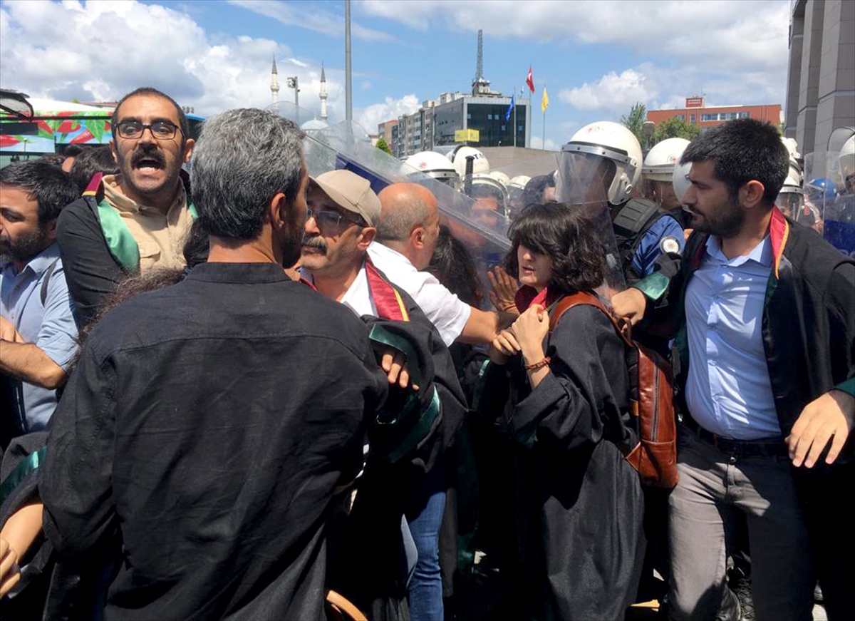 Çağlayan'da eylem yapan avukatlara polis müdahalesi 1 20190820 2 37828328 46919911 Web