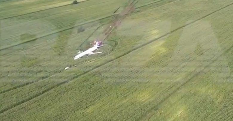 Günün kahramanı Rus pilot! Yolcu uçağını mısır tarlasına indirdi 8 rusya ucak kazasi tarla