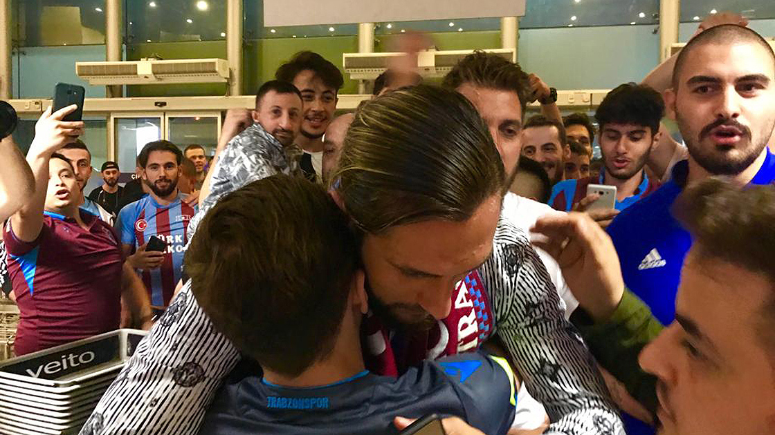 Yusuf Yazıcı Fransa'ya gitti, yüzlerce taraftar uğurladı 1 yusuf yazici fransa