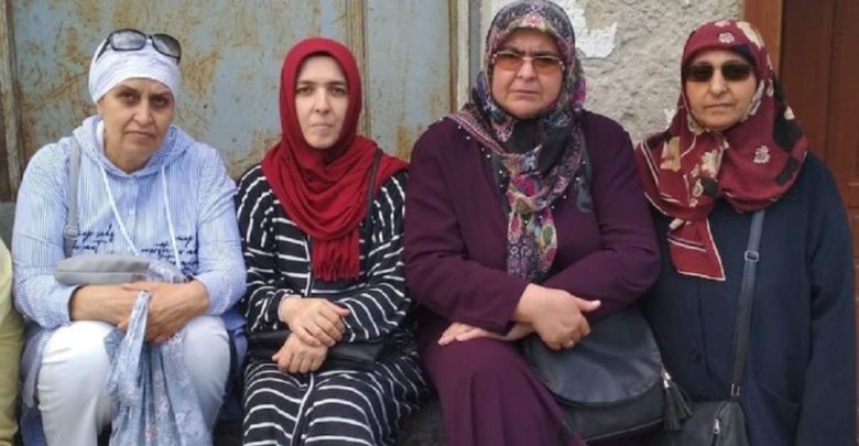 "Biz de anneyiz" diyerek AKP binası önünde oturma eylemine başladılar 6 askeri okul anneler eylem