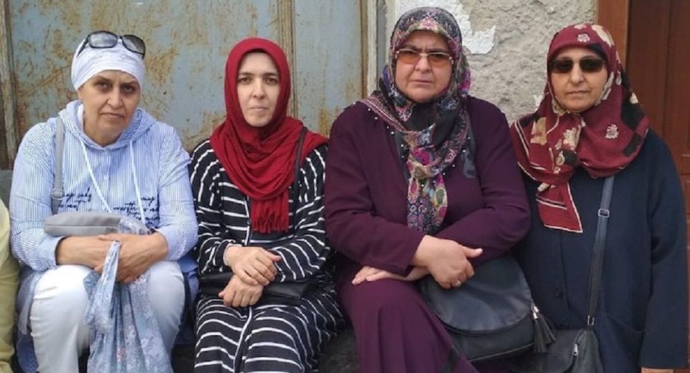 "Biz de anneyiz" diyerek AKP binası önünde oturma eylemine başladılar 1 askeri okul anneler eylem