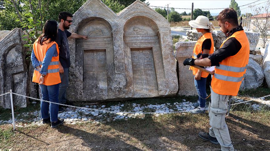 Genç ölülerin mezar taşlarında şiirler bulundu 1 roma mezarlari 1984711