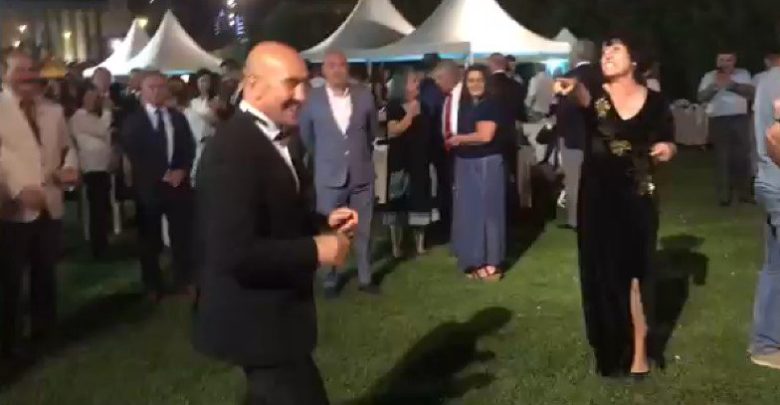 Her şeyden rahatsızlar! Tunç Soyer'in dansı Türkiye gazetesi yazarını rahatsız etti! 6 tunc soyer dans