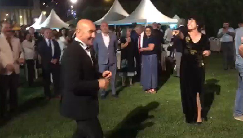 Her şeyden rahatsızlar! Tunç Soyer'in dansı Türkiye gazetesi yazarını rahatsız etti! 1 tunc soyer dans