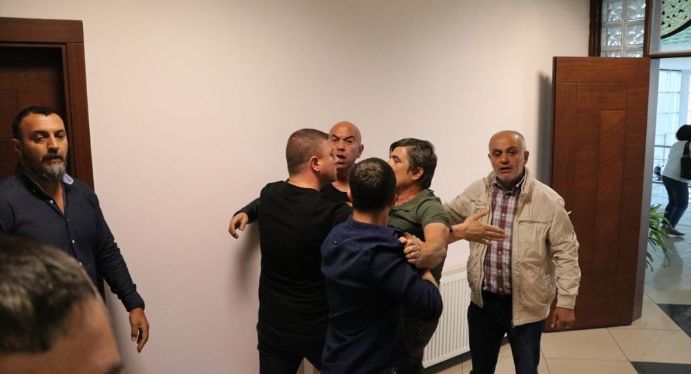 Eski başkan yeni başkanın basın toplantısını silahla bastı! 1 denizlispor baskin
