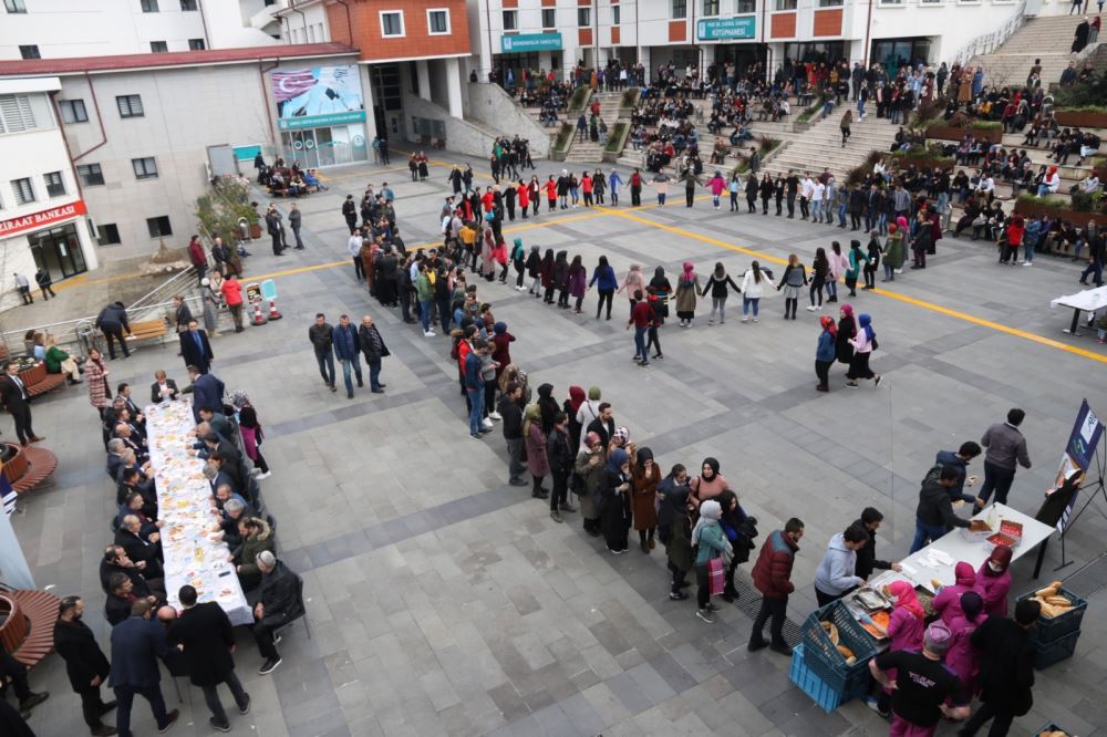 Bu da üniversite şenliği! 1 ton hamsi yediler 1 hamsi festivali