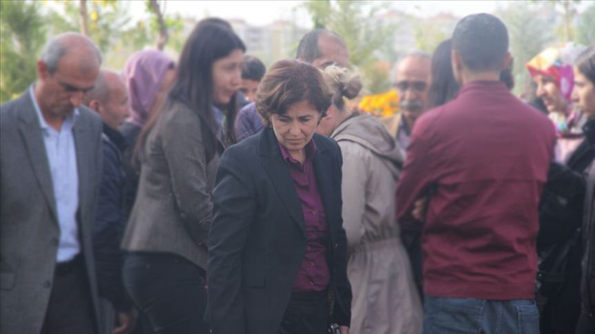 HDP'li Filiz Buluttekin tutuklandı 1 HDP Sur Belediye Başkanı Filiz Buluttekin tutuklandı.