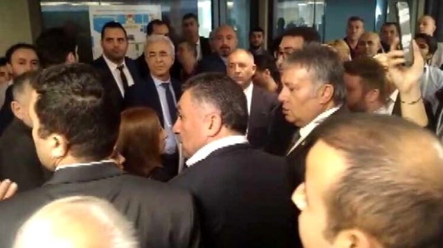 Ulaşım Çalıştayı'nda UBER'cilerle taksiciler birbirine girdi 1 ulasim calistayi taksi uber kavgasi