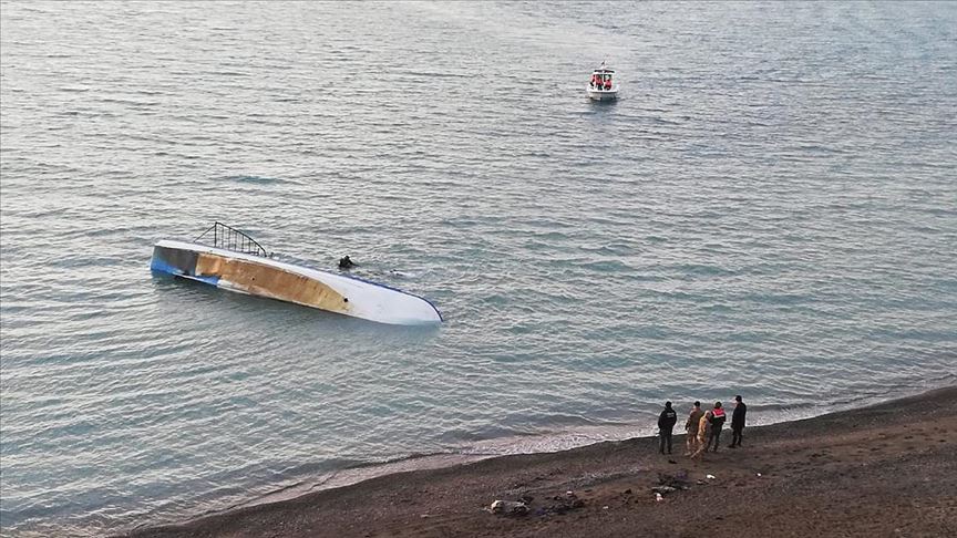 Van Gölü'nde mülteci teknesi battı: 7 ölü 1 van golu tekne