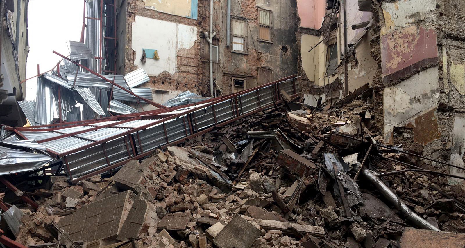 Asmalımescit'te bina çöktü 1 beyoglu bina coktu 18272772