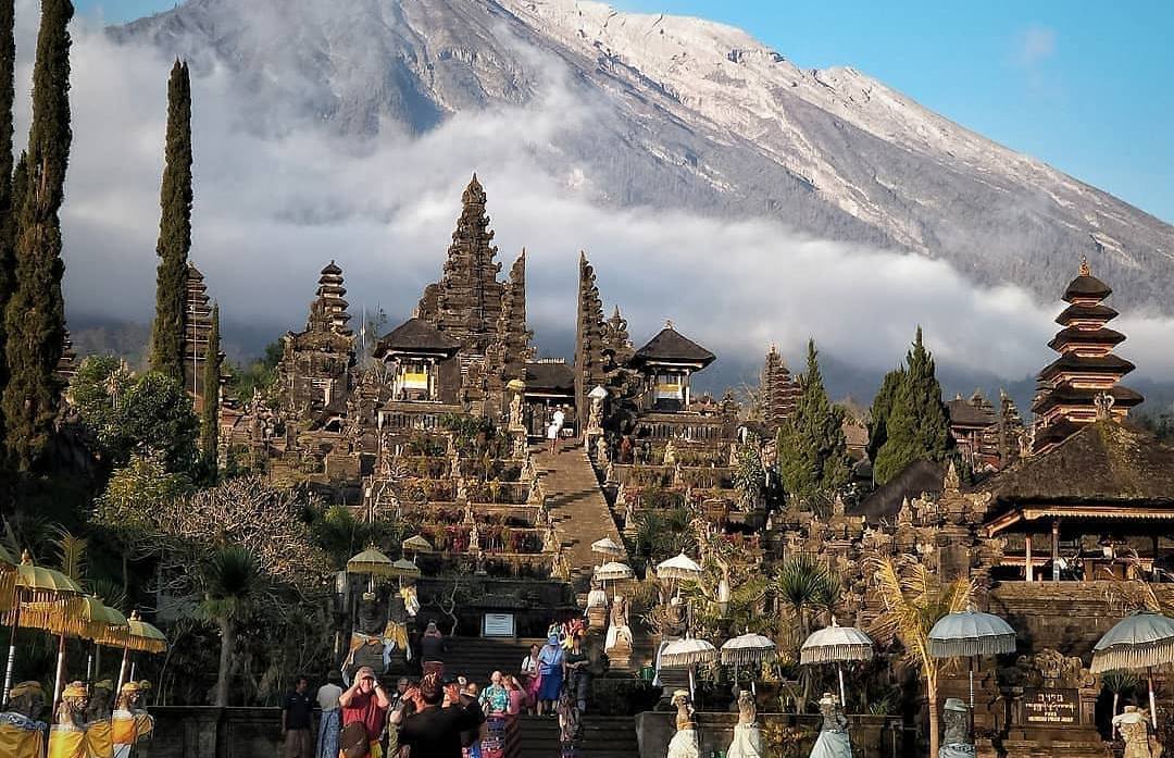 Bali Tapınaklarının en büyüğü Pura Bekasih'te saatlerce gezebilirsiniz