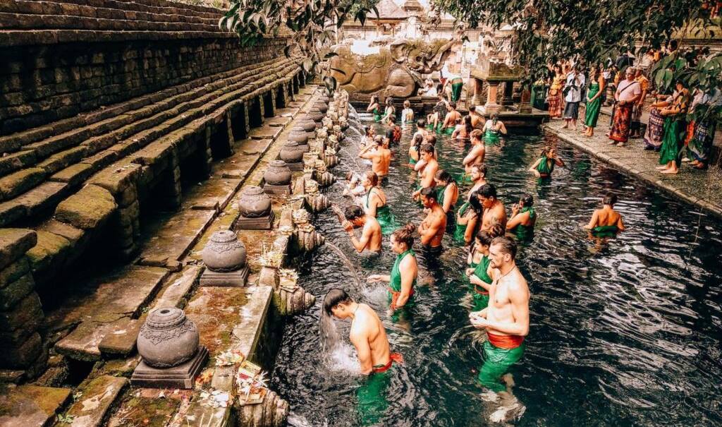 Tirta Empul Tapınağının doğal havuzlarında ruhunuzu saflaştırın.