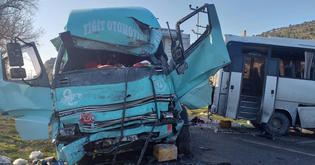 Kamyonla servis minibüsü çarpıştı: 4 ölü 1 bergama trafik kazasi