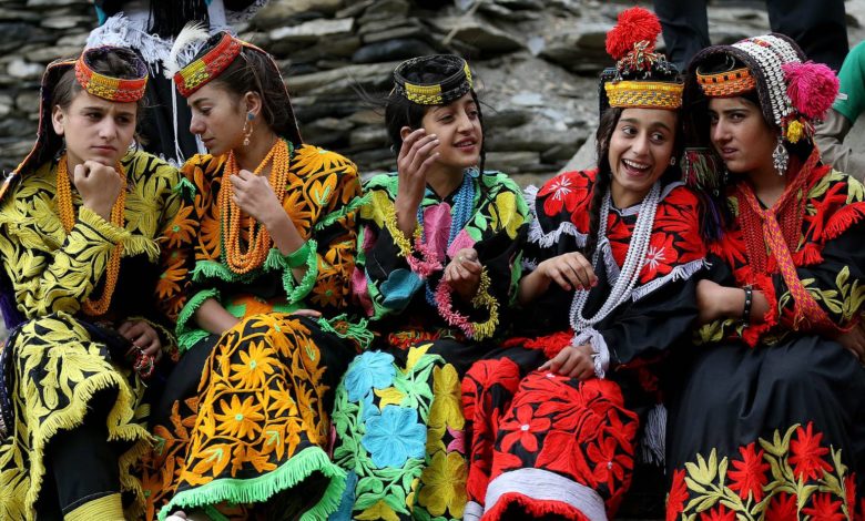 Pakistan-Afganistan arasındaki bölgede yaşayan, çok tanrılı dinlere inanan halk: Kalaşlar 6 kalaslar 12984711