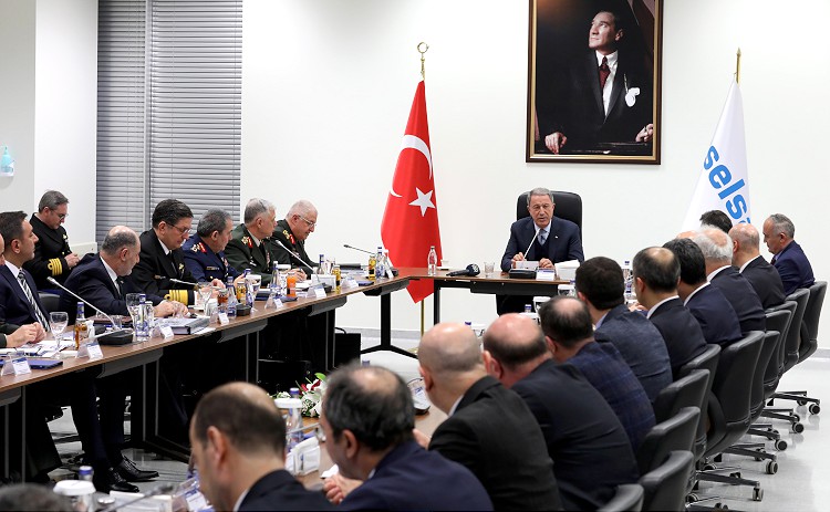 Askerlerin çarşı izni kaldırıldı 1 Milli Savunma Bakanı Hulusi Akar, beraberinde Genelkurmay Başkanı Orgeneral Yaşar Güler, Kara Kuvvetleri Komutanı Orgeneral Ümit Dündar, Hava Kuvvetleri Komutanı Orgeneral Hasan Küçükakyüz, Deniz Kuvvetleri Komutanı Oramiral Adnan Özbal, Bakan Yardımcıları Muhsin Dere ve Alpaslan Kavaklıoğlu ile ASELSAN’ı ziyaret etti. ASELSAN Yönetim Kurulu Başkanı Haluk Görgün’den brifing alan Akar ve TSK komuta kademesi, daha sonra çalışmalara ilişkin gerçekleştirilen toplantıya katıldı. ( Arif Akdoğan - Anadolu Ajansı )