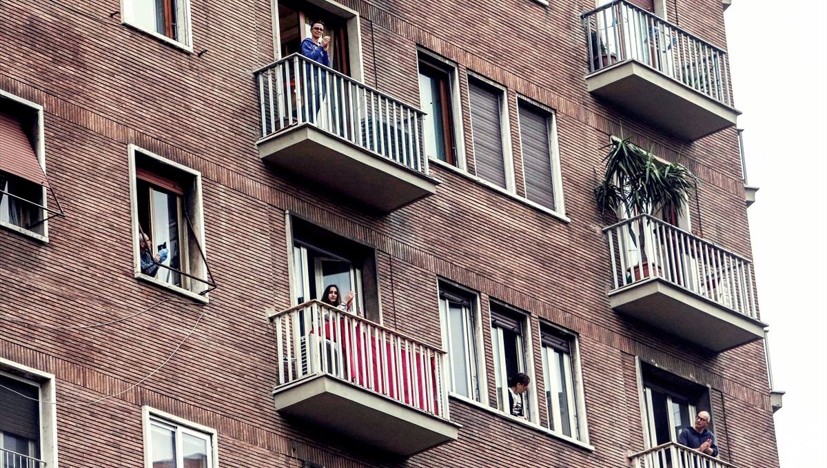 Pencere ve balkonlara çıkıp sağlık çalışanlarını alkışladılar 1 italya balkon alkis