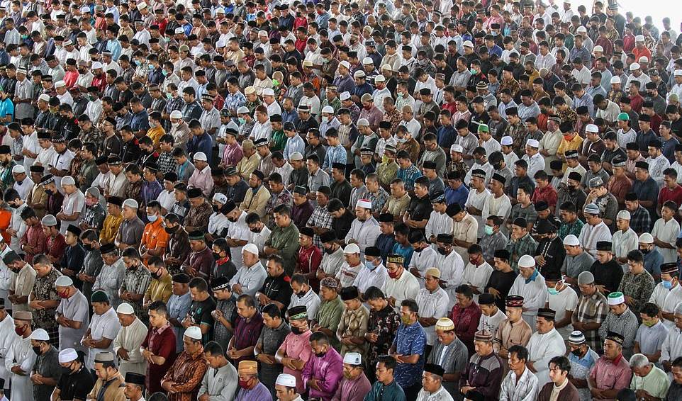 Devlet tavsiyesine uymadılar, camilerde teravih namazı kılacaklar 1 ace endonezya koronavirus