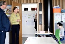 Başbakan Frederiksen okullara geri dönen çocukları ziyaret etti.