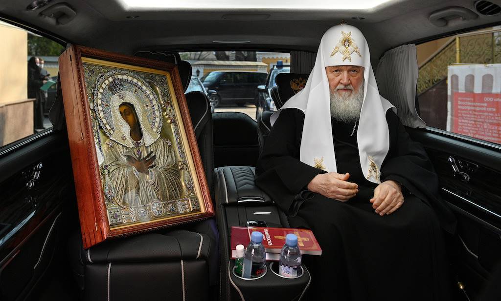 Kutsal simgeyle başkenti dolaşarak koronavirüse savaş açtı! 1 patrik kirill