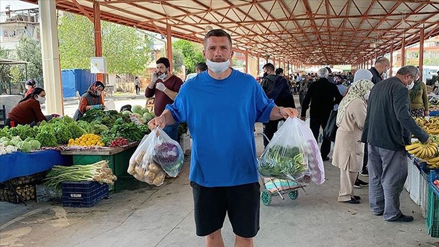 Alman yıldız pazar alışverişinde 1 podolski pazar
