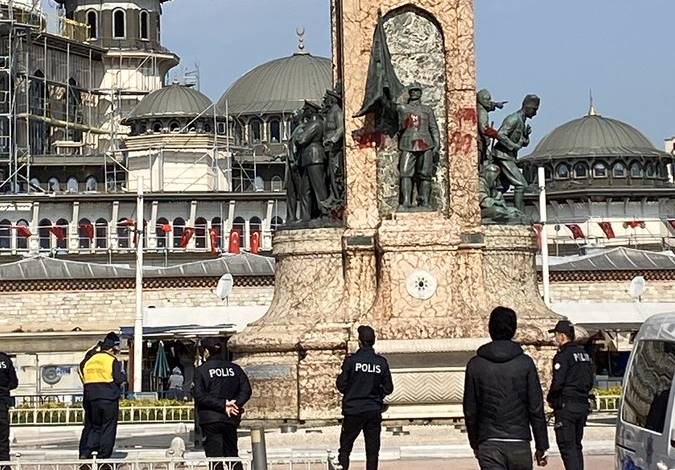 Polis dolu meydanda Cumhuriyet Anıtı'na saldırı! 1 taksim anit saldiri