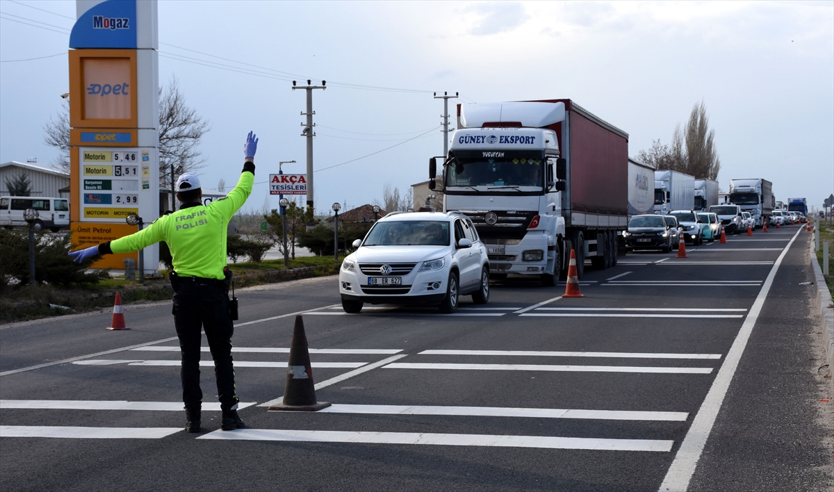 Şehirler arası seyahat için istisnalar neler? 1 trafik polisi koronavirus