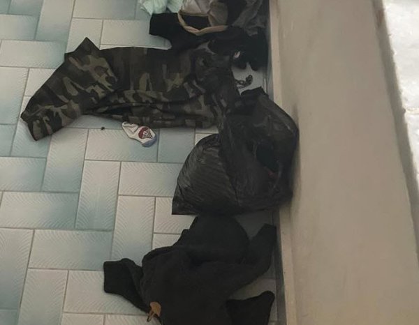 Yakalanan kadın teröristin evinde yapılan aramada, ilk görüntülerde üstünde bulunan kamuflaj kıyafetleri ele geçirildi.